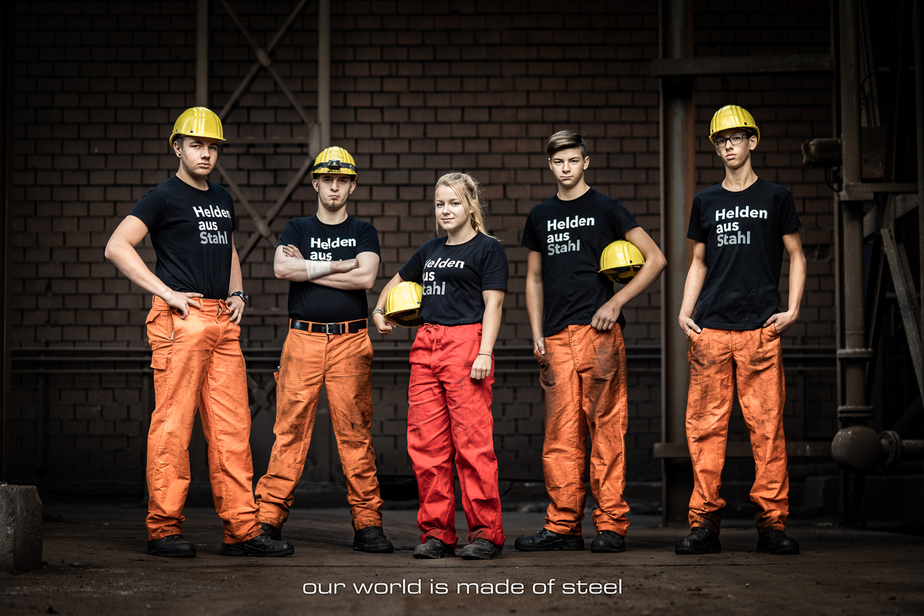 Fünf Personen in Arbeitskleidung stehen nebeneinander und gucken in die Kamera | Copyright: Stefan Nadrag